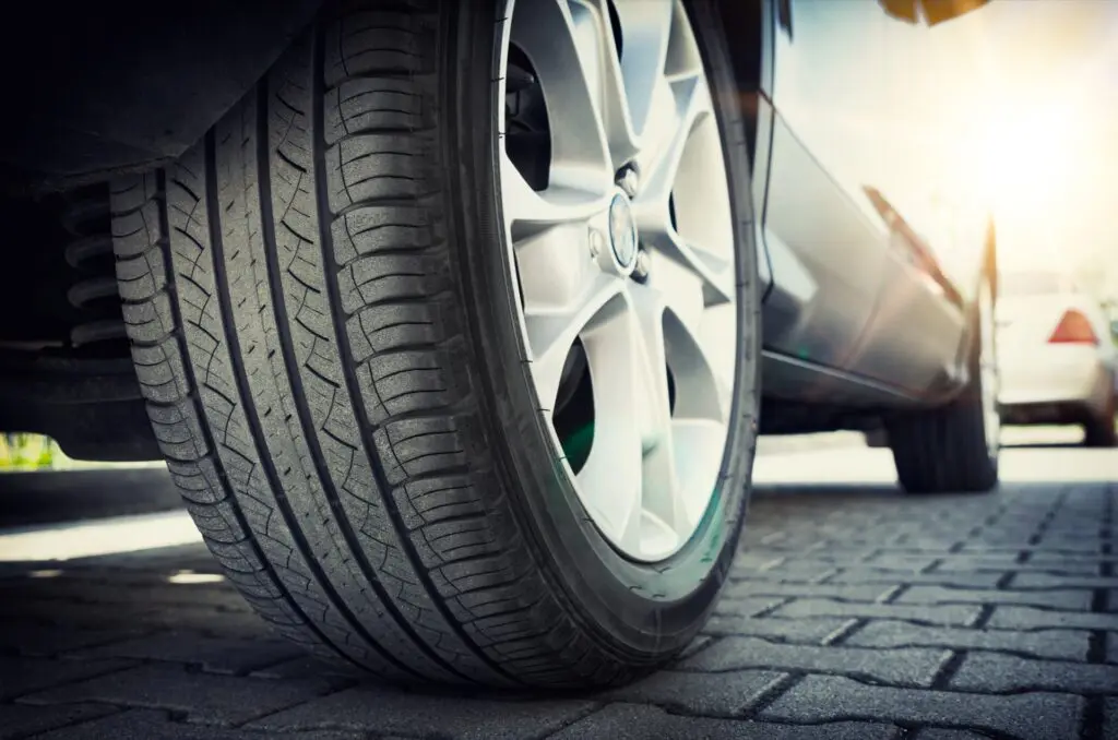 SUV with symmetrical tire tread