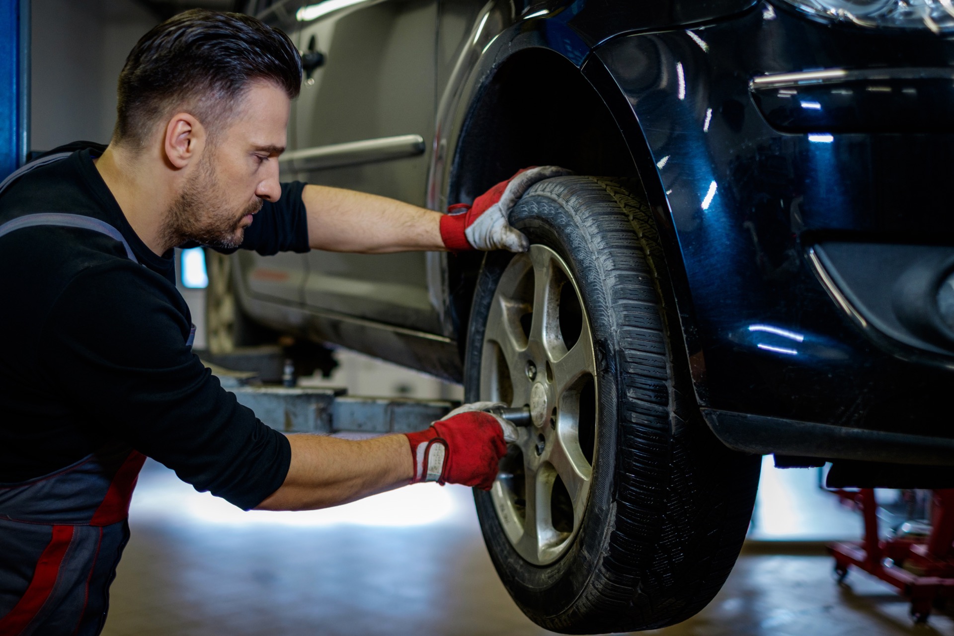 Автоулучшение фото. Автомеханик низкопрофильные жесткие шины. Tire change. Замена колеса ТБ. Wheel Replacement.